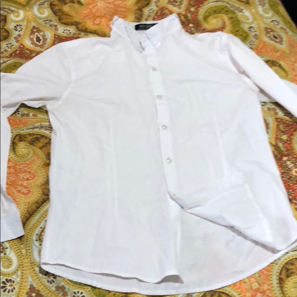 Fitted white buttoned down shirt